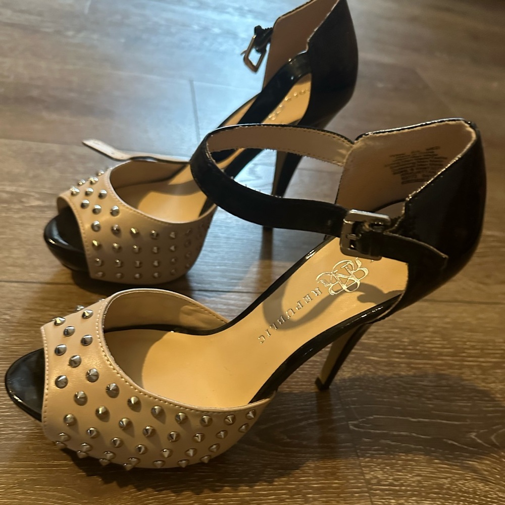 Women, stud, size 8 1/2 Heal